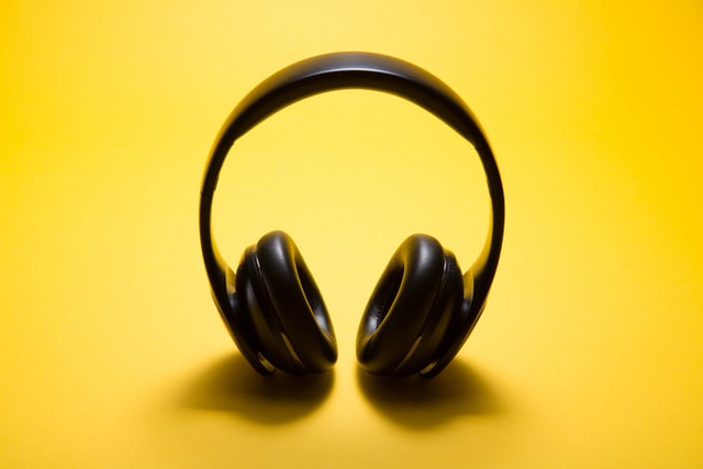 אוזניות אלחוטיות על רקע צהוב